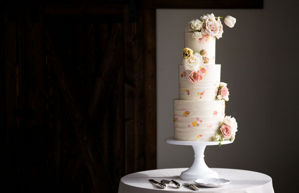 Five Unique Flower Alternatives for Your Wedding Cake